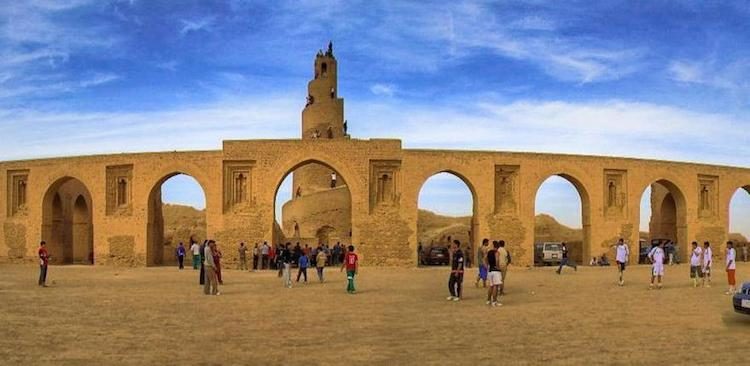 The great mosque had 17 aisles, and its walls were paneled with mosaics of dark blue glass, the art and architecture of the mosque were influential; stucco carvings within the mosque in floral and geometric designs represent early Islamic decoration.