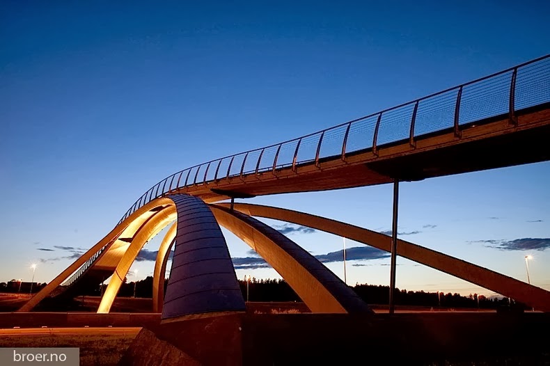 On top of the Glulam beams one can walk or cycle on.