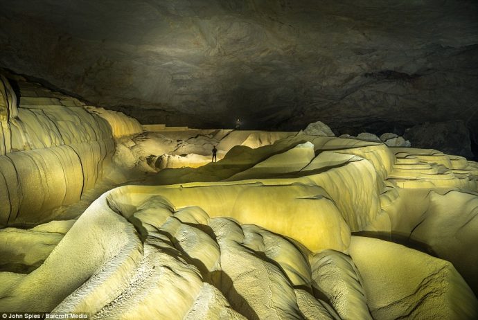 The Giant Gour in the Oxbow area of the cave is 60 metres long and is probably one of the worldís largest rimstone basins