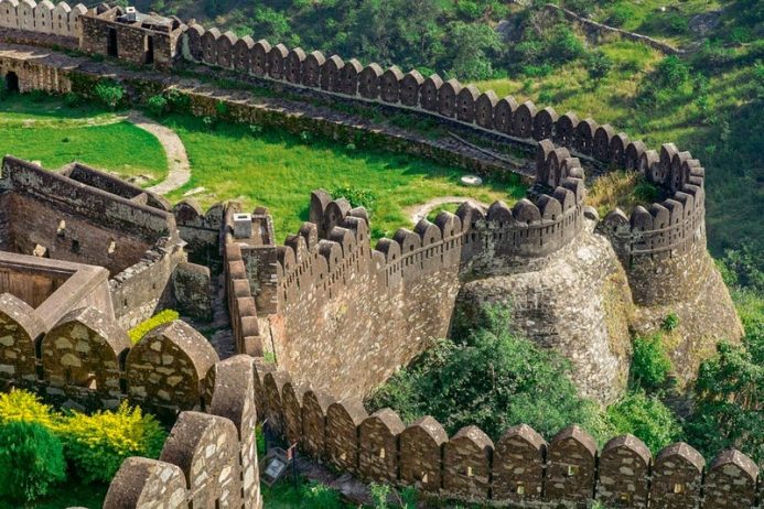 The wall that surrounds the ancient fort of Kumbhalgarh Fort is one of the best-kept secrets in India, located 84 kilometers north of Udaipur, in the state of Rajasthan, The wall that surrounds the ancient fort of Kumbhalgarh Fort is one of the best-kept secrets in India, located 84 kilometers north of Udaipur, in the state of Rajasthan,