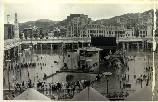 A rare moment – Pilgrims continue Hajj even when the The Holy Kaaba was surrounded by water