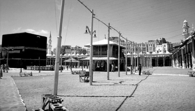 Closer picture of the area that surrounded the Kaaba close to a hundred years ago – How did people perform Hajj in such heat