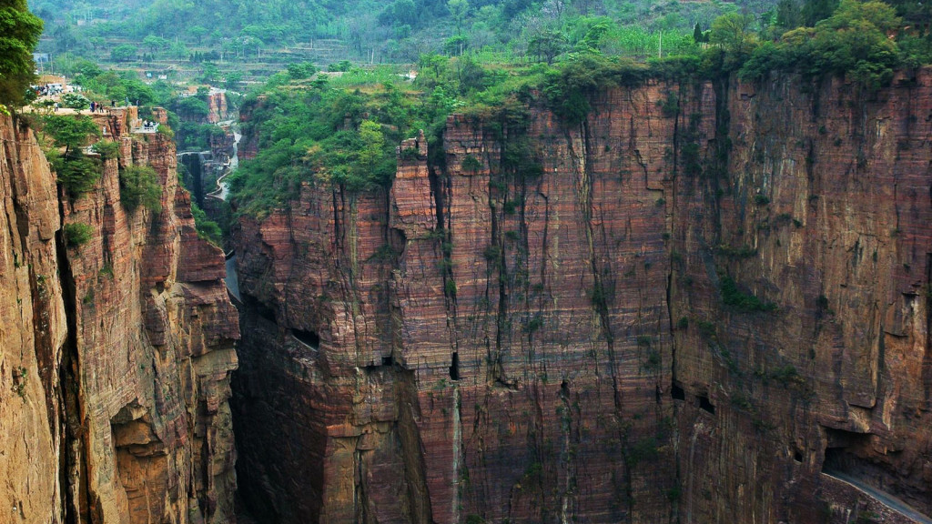 Guoliang Tunnel is very distinctive from other road tunnels; because it is quiet, secluded and mysterious, bright in one minute and dim in the next minutes, full of twists and turns.