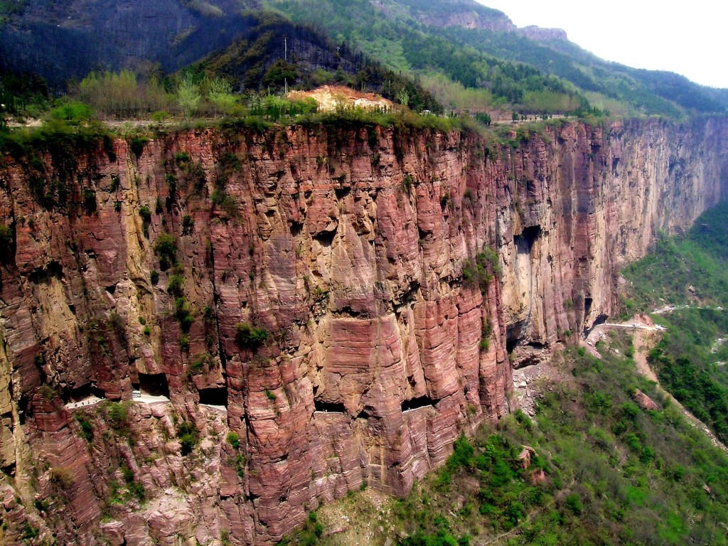 In 1972, the group of villagers led by Shen Mingxin plans to carve a road into the side of the mountain.