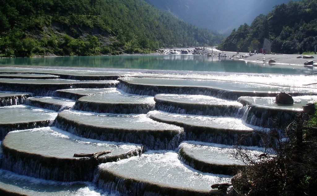 Therefore, it is composed by the sediments of high calcium carbonate in the spring waters normally flow downwards from the mountain to every semicircular-shaped limestone steps.