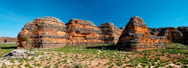 The joint effects of wind from the Tanami Desert and rainfall over millions of years shaped the domes. Although the formation appears solid, the sandstone is very brittle.