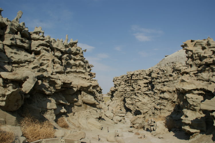 Therefore the different weathering conditions, the more durable sandstone endured while the more easily weathered siltstone and shale eroded away, acquiescent this remarkable scenery.