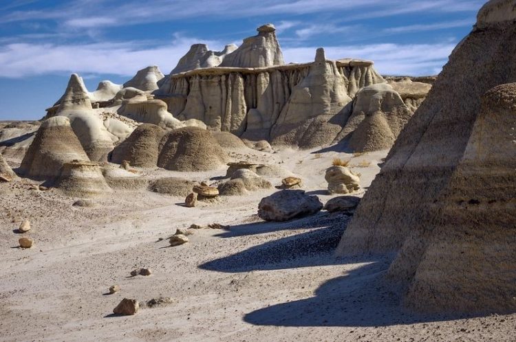 Though, it overlies the Fruitland Formation, and is exposed on the eastern side of the badlands.