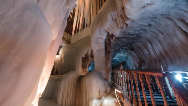 The cave is open round the year, makes the chilly winter blow into the cave and freezes the snow inside