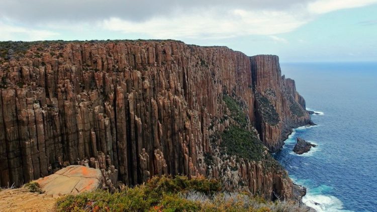 Though at the end, you get a big block of rock with long vertical and symmetrical cracks creating 5 to 6 sided columns, can be just a few centimeters to over quite a lot of meters in diameter.
