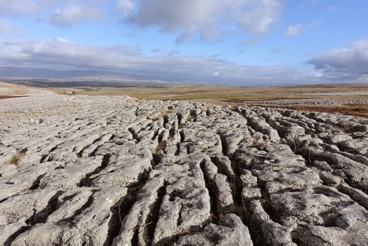 However, abrasion by glaciers as well as natural weathering of the limestone has formed deep fissures, which has broken the pavement into blocks that seems as if they were sculpted by human hands.