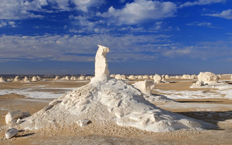 The main geographic attraction of Farafra is White Desert (known as Sahara el Beyda, with the word Sahara meaning a desert.