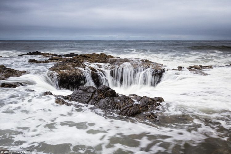 However, the seawater levels in the Pacific Ocean are actually perfectly safe, because the hole – called Thor’s Well, and sometimes the ‘gate to hell