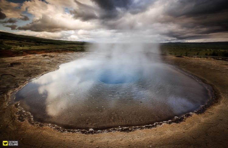 Moreover, the eruption starts when a pulse of steam rising from below pushes the water in the pool upwards forming a large dome of water through which the steam bursts and expels much of the water in the pool skywards.