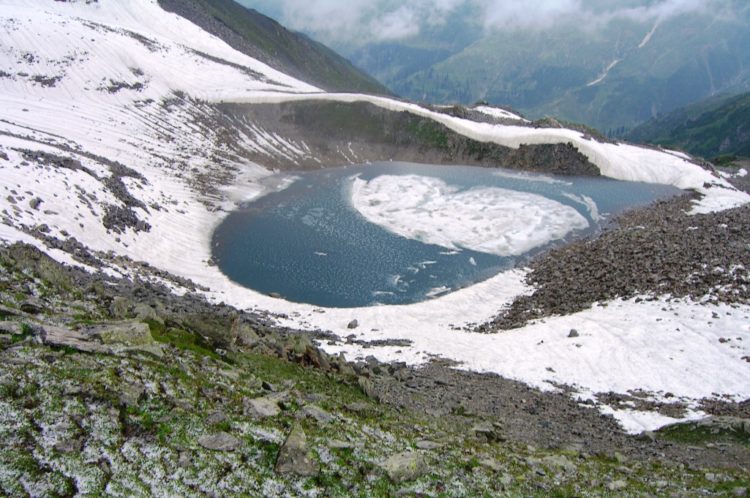 The Ansoo Lake is located at the far off deserted and particularly difficult areas; thus, it can become unsafe if one is not fully equipped and need proper guidance