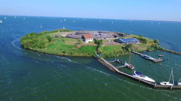 The construction work started in 1887 and creating the island and fort prerequisite the sinking of 3,800 piles and the importation of 45,000 cubic meters of sand.