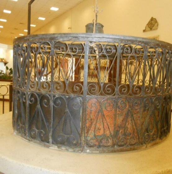 The Zamzam water is not ordinary water came to being in the middle of desert, continuously flowing water from thousands of years and never dries up.