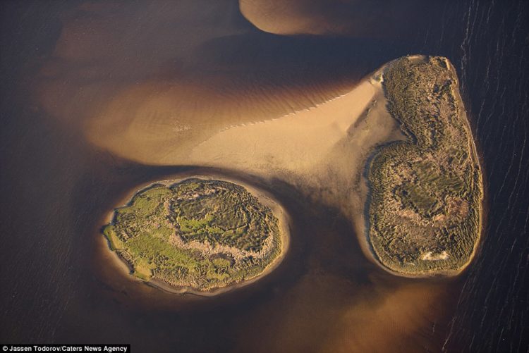 This stunning shot captures tiny islands that lie off the coast of Florida. From this angle they almost look like models