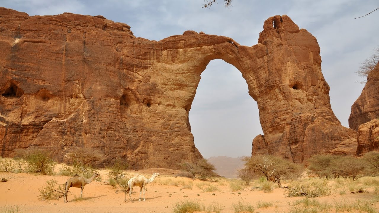 This has similar geology to the Colorado Plateau and has produced a number of natural arches and related landforms.