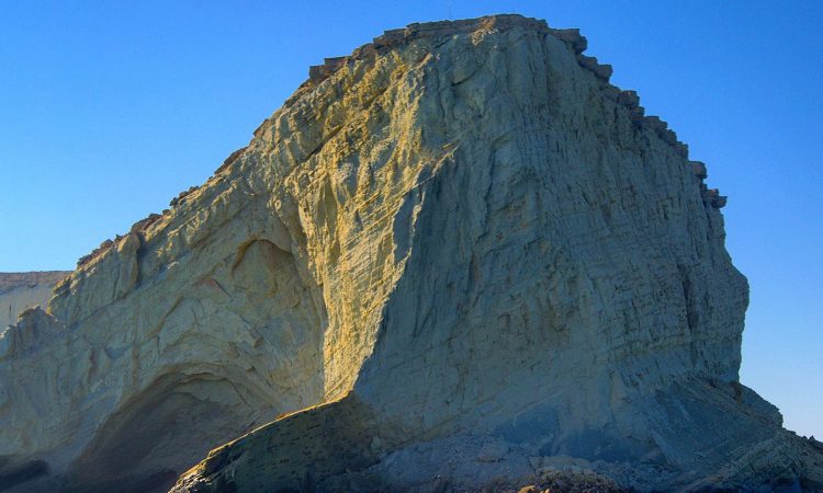 The cliffs shrink inland to make secluded cloves almost like in the Mediterranean.