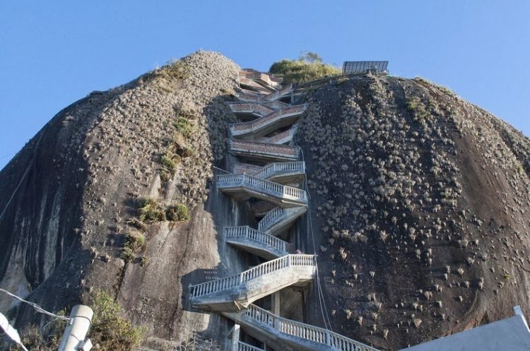 The massive rock "Peñol" is 935 ft long and 360 ft wide. The massive rock "Peñol" is 935 ft long and 360 ft wide.
