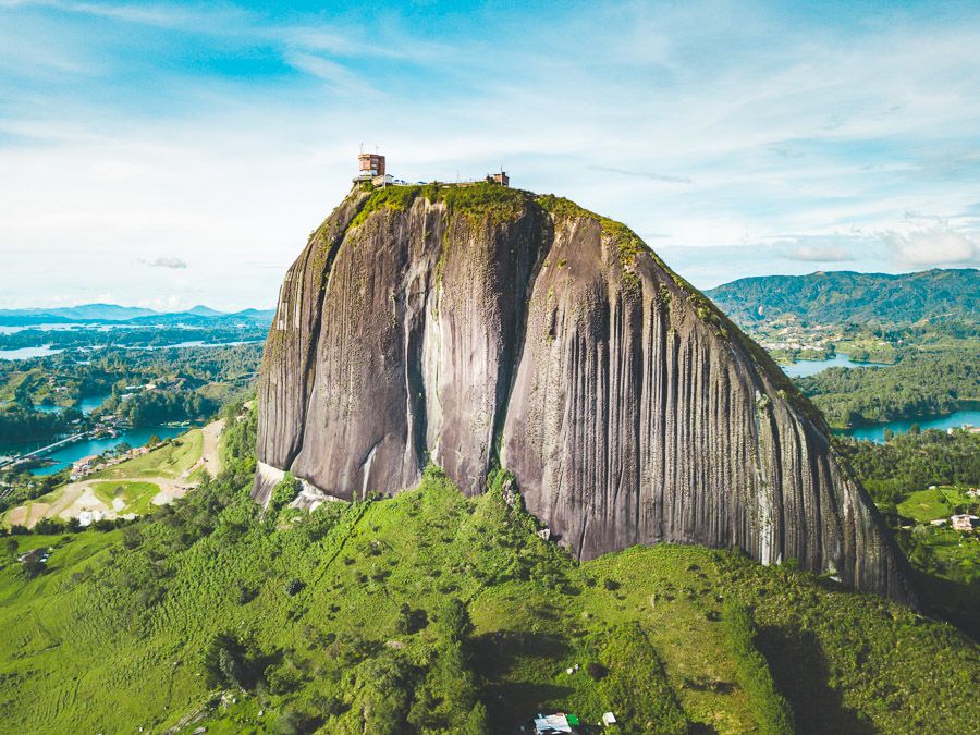 It did not take long for the residents of El Peñol to notice the work, and a huge mob was assembled to stop it. Only the "G" and part of the "U" were completed.