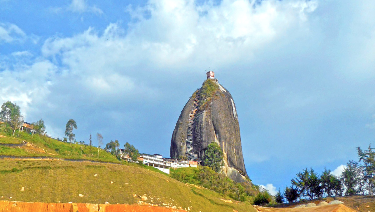 At its highest part, on the near southeast side, it has an elevation of 7,005 ft above sea level, with an average temperature of 18 °C.