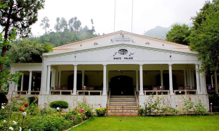 First name was Swatti Taj Mahal, later on it was called Motti Mahal and now Sufed Mahal (White Palace).