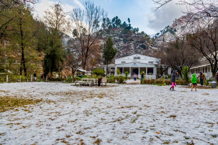 However in the winter season, the valley attracts visitors for its unending white snow sheet.