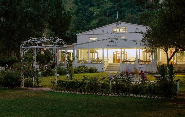 The Sufed Mahal is located more than 7,000 feet above sea level on Marghazar Hill, about fourteen kilometers away from small city of Saidu Sharif.