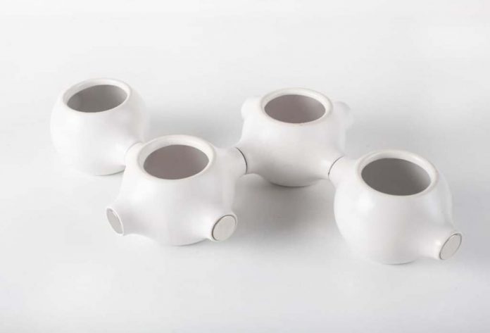 Each set contains four Magnapots, two with four-tipped magnets and two with two-tipped Magnets.