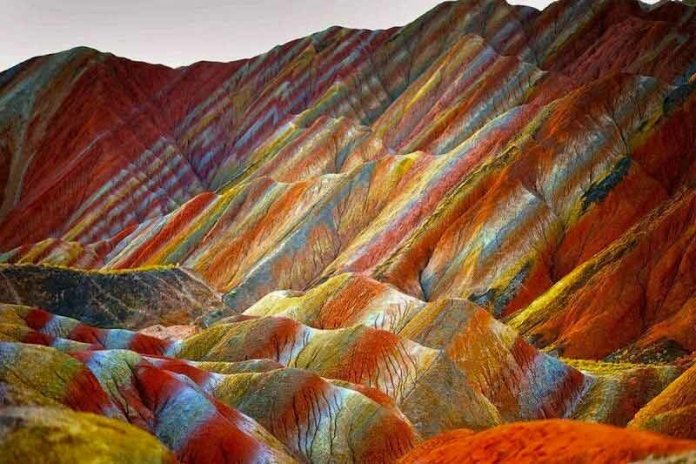 The ocher red is the most lively color that engulfed the entire Island from the beaches to the craggy cliffs.