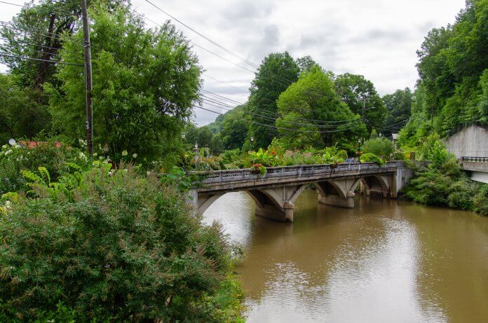 In 2013, the 150 ft long and 20 ft wide highway bridge was converted into a lush green garden, adoring by a series of colorful flowering plants, adjoining land on both ends.