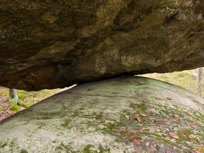 How does this rock stand? Who set it up? Science is also confused and has no explanation.