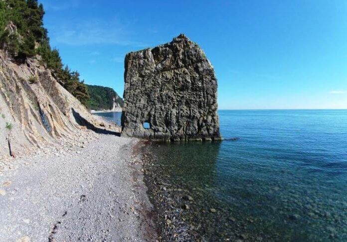 Like its name, the sandstone monolith of late Cretaceous age resembles the outline of a ship's sail confronting the shore of the sea.