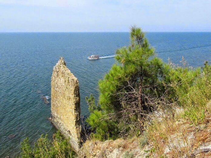 The monolith lies 17 kilometers to the southeast of Gelendzhik, close to the village of Praskoveyevka and the farmstead of Dzhankhot.
