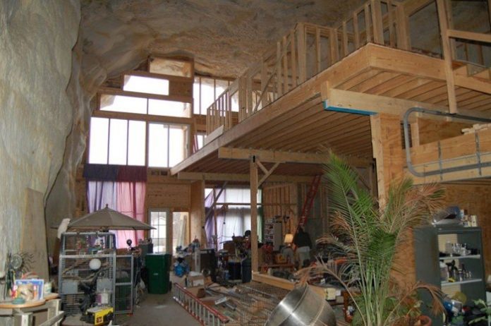 Besides the living space an expansive workshop area the roller rink (The cave was originally a mine in the 1950s,) once was called ‘Caveland Roller Rink’ in older days!