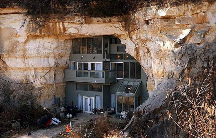 This cave house festus mo features besides the front chamber living area, including a mid chamber of 4,350 sq foot and the 3rd chamber including a stage of 8,190 sq foot.